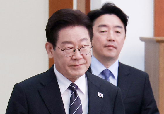 국무회의 참석하는 이재명 대통령