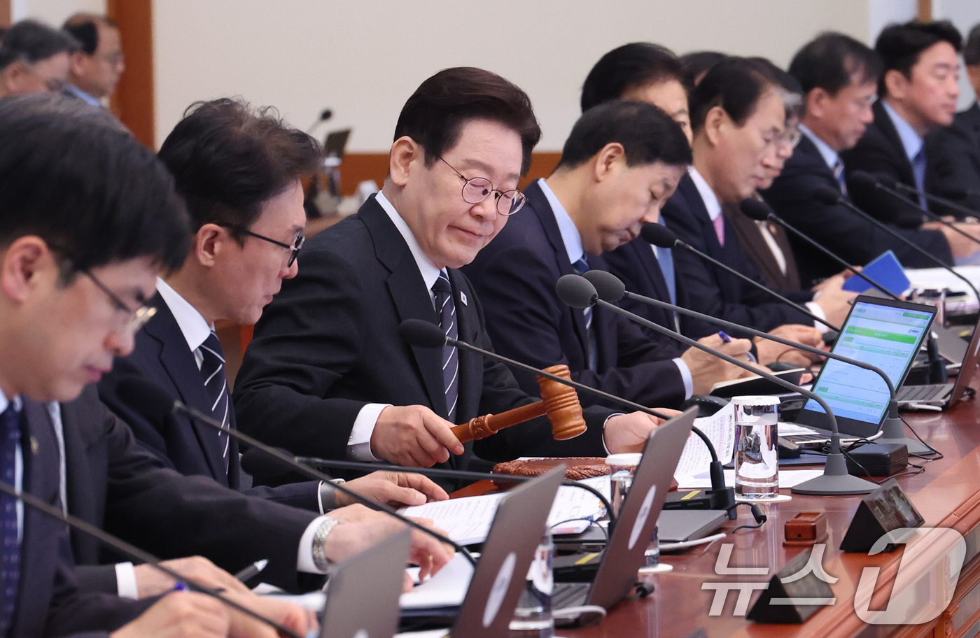 (서울=뉴스1) 이재명 기자 = 이재명 대통령이 10일 청와대에서 열린 국무회의에서 의사봉을 두드리고 있다. 2026.3.10/뉴스1