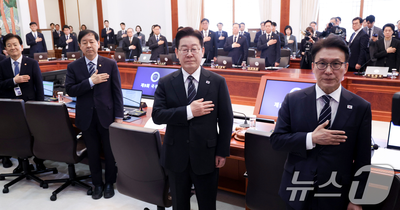 (서울=뉴스1) 이재명 기자 = 이재명 대통령이 10일 청와대에서 열린 국무회의에서 국민의례를 하고 있다. 2026.3.10/뉴스1