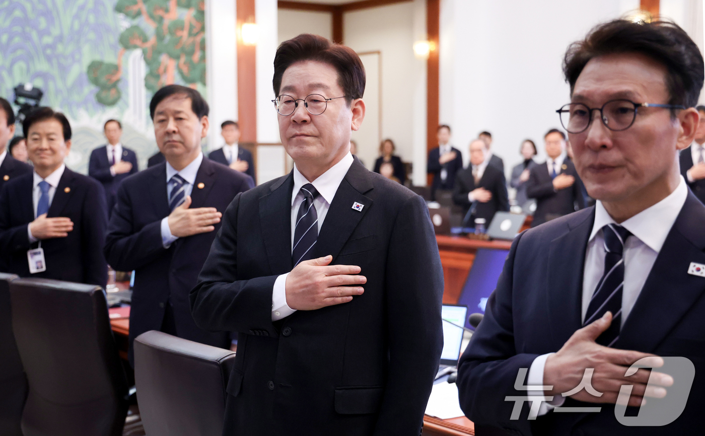 (서울=뉴스1) 이재명 기자 = 이재명 대통령이 10일 청와대에서 열린 국무회의에서 국민의례를 하고 있다. 2026.3.10/뉴스1