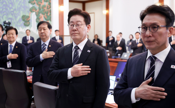 국무회의 국민의례하는 이재명 대통령