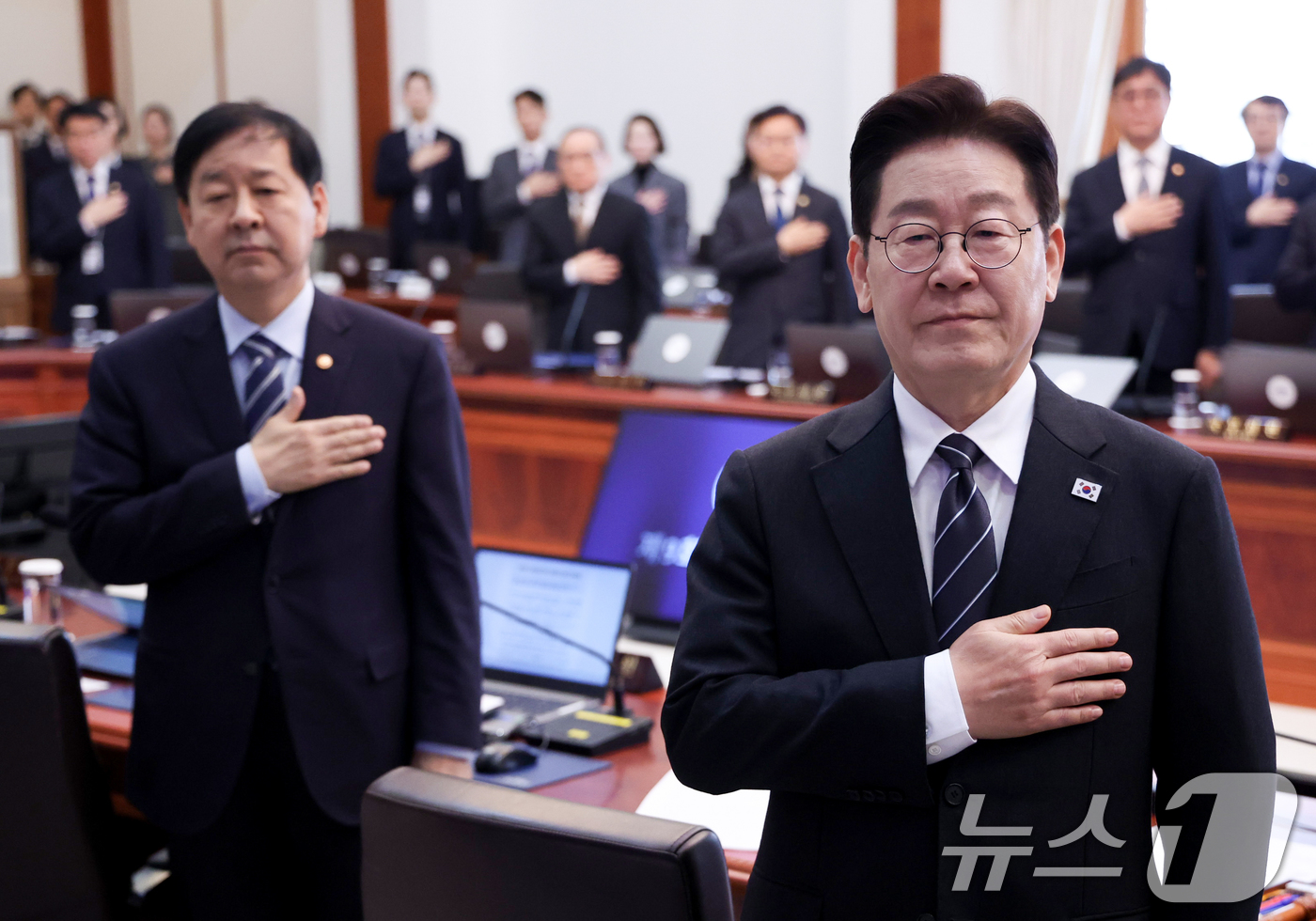 (서울=뉴스1) 이재명 기자 = 이재명 대통령이 10일 청와대에서 열린 국무회의에서 국민의례를 하고 있다. 2026.3.10/뉴스1