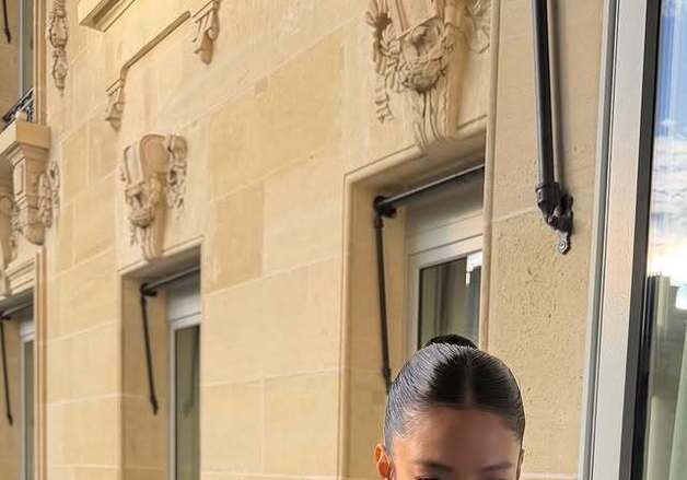 제니, 브라톱에 망사 재킷…파리 사로잡은 파격 섹시 패션 [N샷]