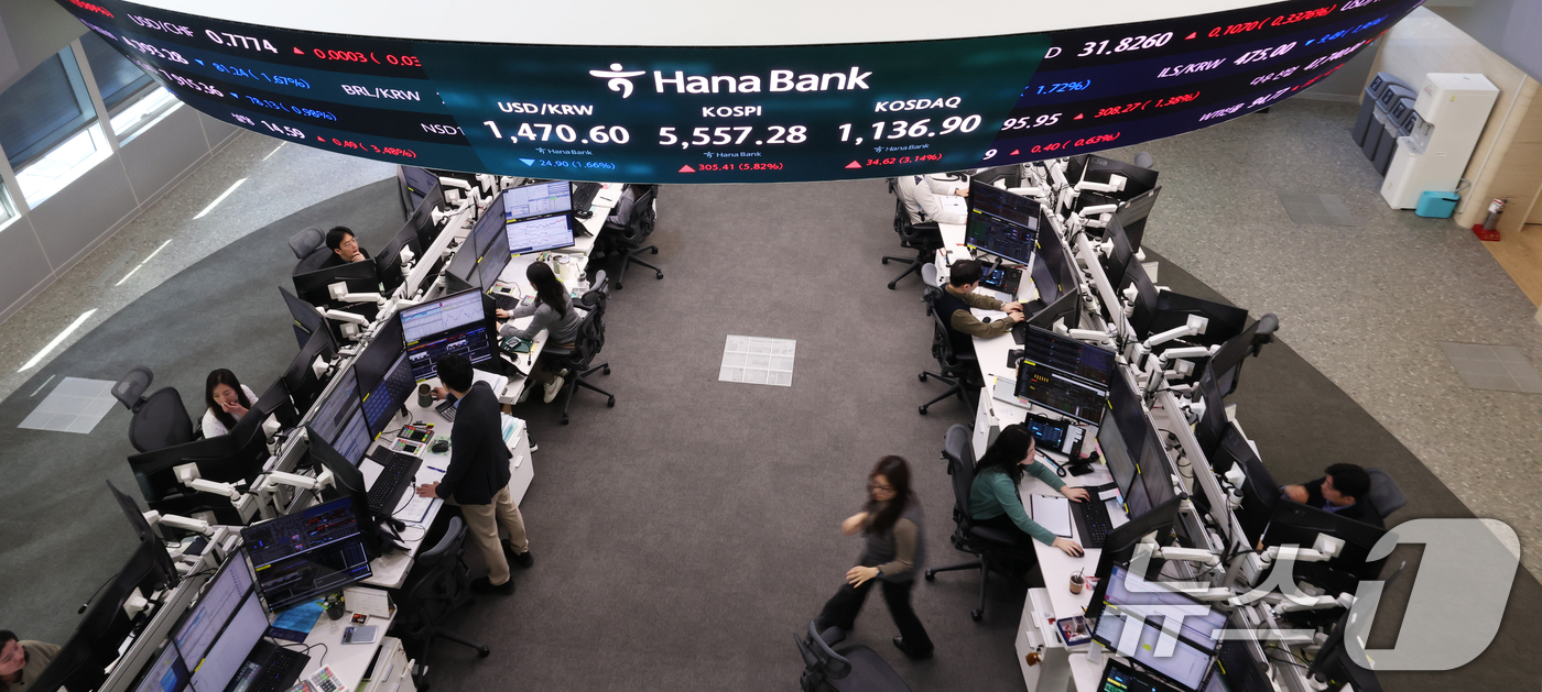 (서울=뉴스1) 오대일 기자 = 코스피가 급등하며 매수 사이드카가 발동한 10일 오전 서울 중구 하나은행 딜링룸 전광판에 코스피 시황이 표시되고 있다. 이날 코스피는 전 거래일 대 …