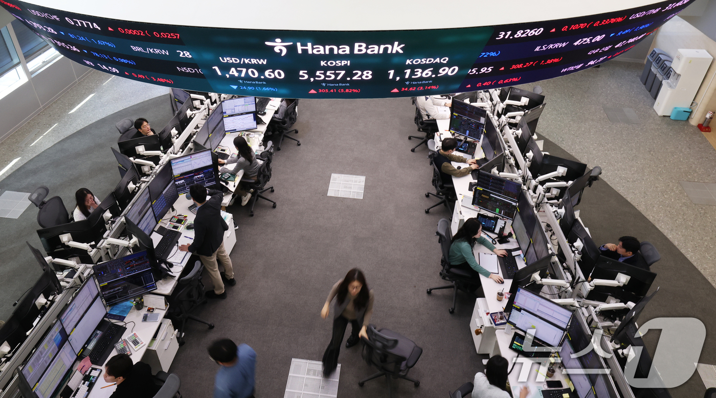 (서울=뉴스1) 오대일 기자 = 코스피가 급등하며 매수 사이드카가 발동한 10일 오전 서울 중구 하나은행 딜링룸 전광판에 코스피 시황이 표시되고 있다. 이날 코스피는 전 거래일 대 …