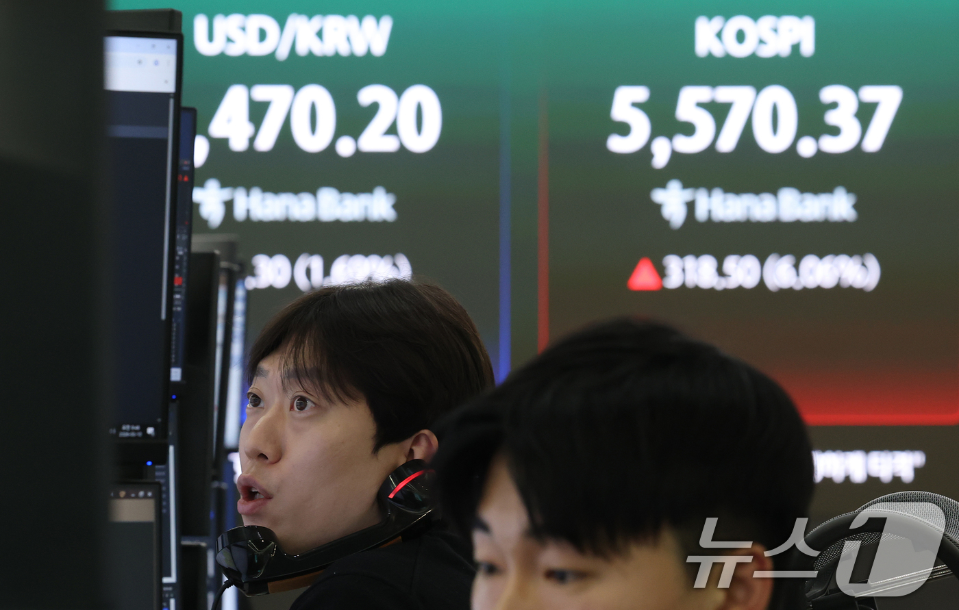 (서울=뉴스1) 오대일 기자 = 코스피가 급등하며 매수 사이드카가 발동한 10일 오전 서울 중구 하나은행 딜링룸 전광판에 코스피 시황이 표시되고 있다. 이날 코스피는 전 거래일 대 …