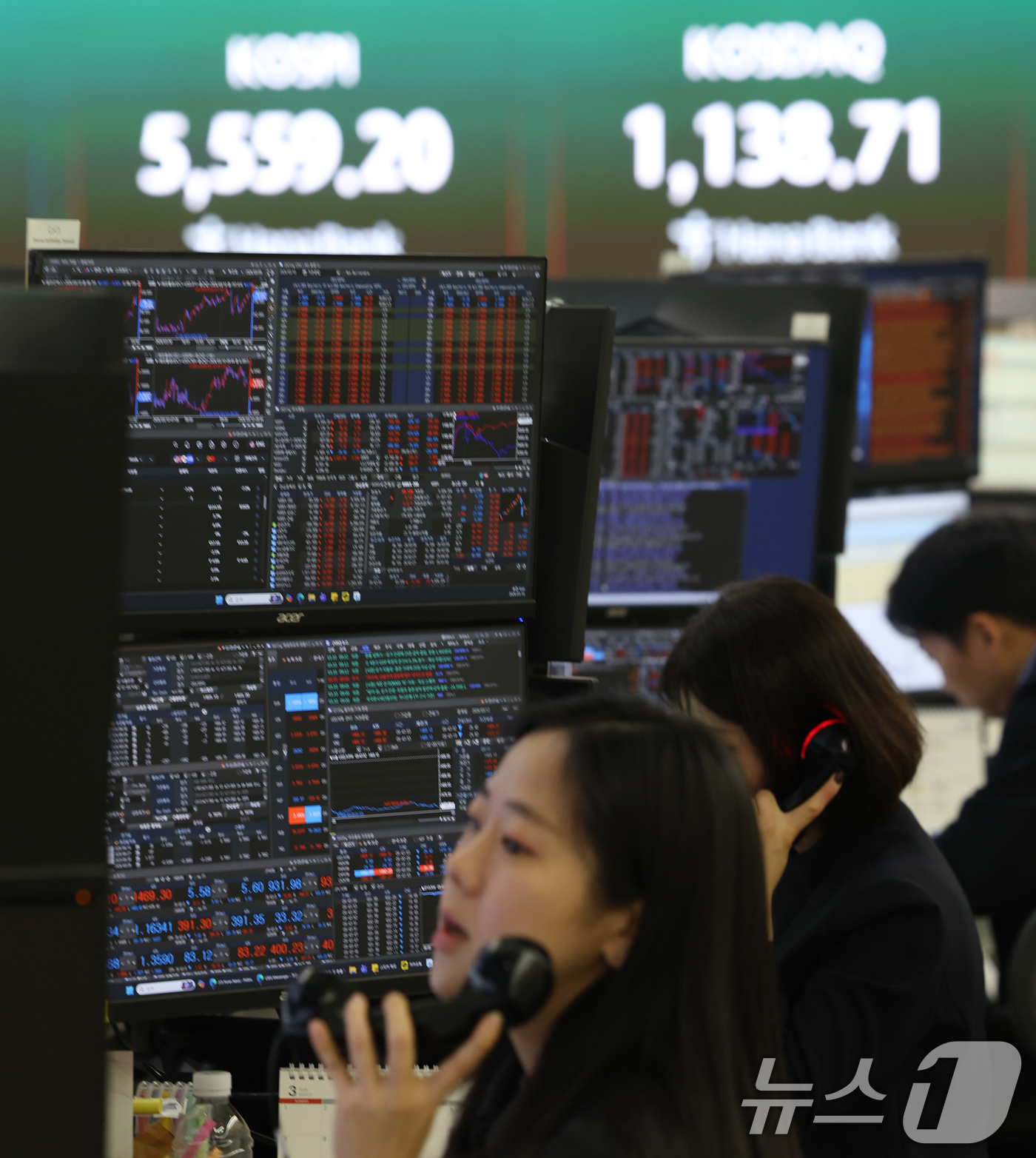 (서울=뉴스1) 오대일 기자 = 코스피가 급등하며 매수 사이드카가 발동한 10일 오전 서울 중구 하나은행 딜링룸 전광판에 코스피 시황이 표시되고 있다. 이날 코스피는 전 거래일 대 …