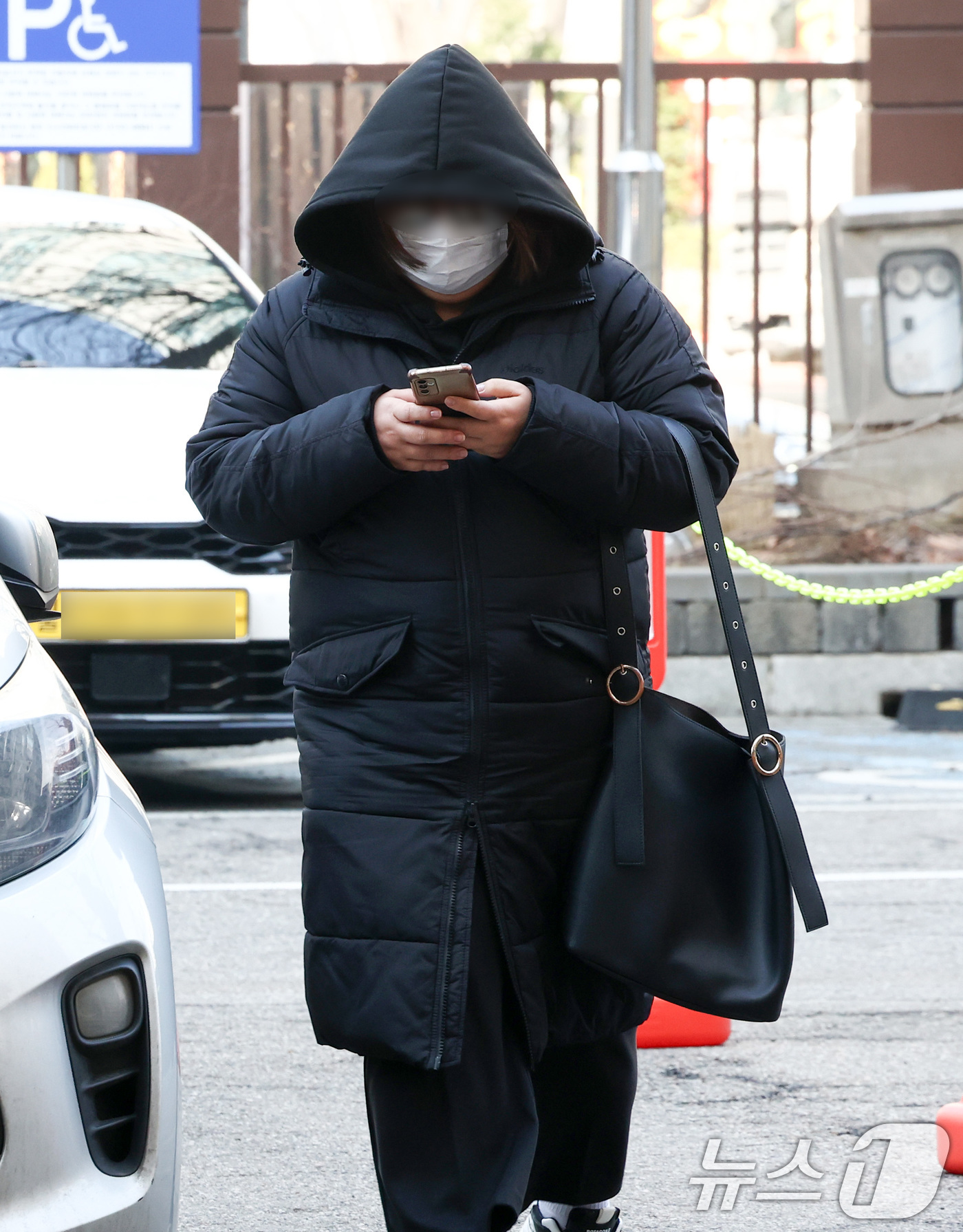 (서울=뉴스1) 최지환 기자 = '반포대교 추락 사고' 포르쉐 운전자에게 약물을 건넸다고 자수해 마약류관리법 위반 혐의를 받는 전직 간호조무사 A씨가 10일 오전 서울 마포구 서울 …