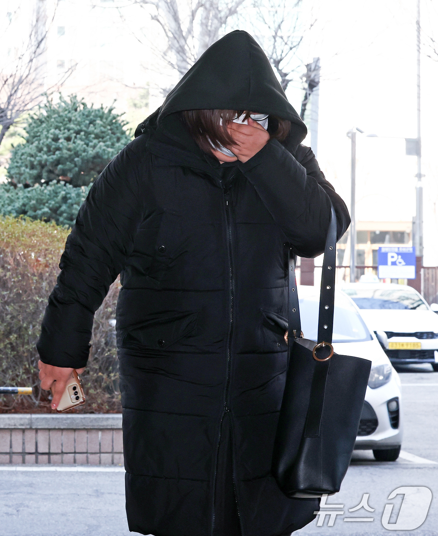 (서울=뉴스1) 최지환 기자 = '반포대교 추락 사고' 포르쉐 운전자에게 약물을 건넸다고 자수해 마약류관리법 위반 혐의를 받는 전직 간호조무사 A씨가 10일 오전 서울 마포구 서울 …