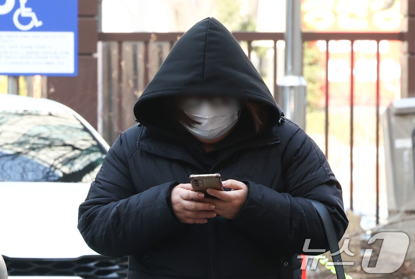 (서울=뉴스1) 최지환 기자 = '반포대교 추락 사고' 포르쉐 운전자에게 약물을 건넸다고 자수해 마약류관리법 위반 혐의를 받는 전직 간호조무사 A씨가 10일 오전 서울 마포구 서울 …