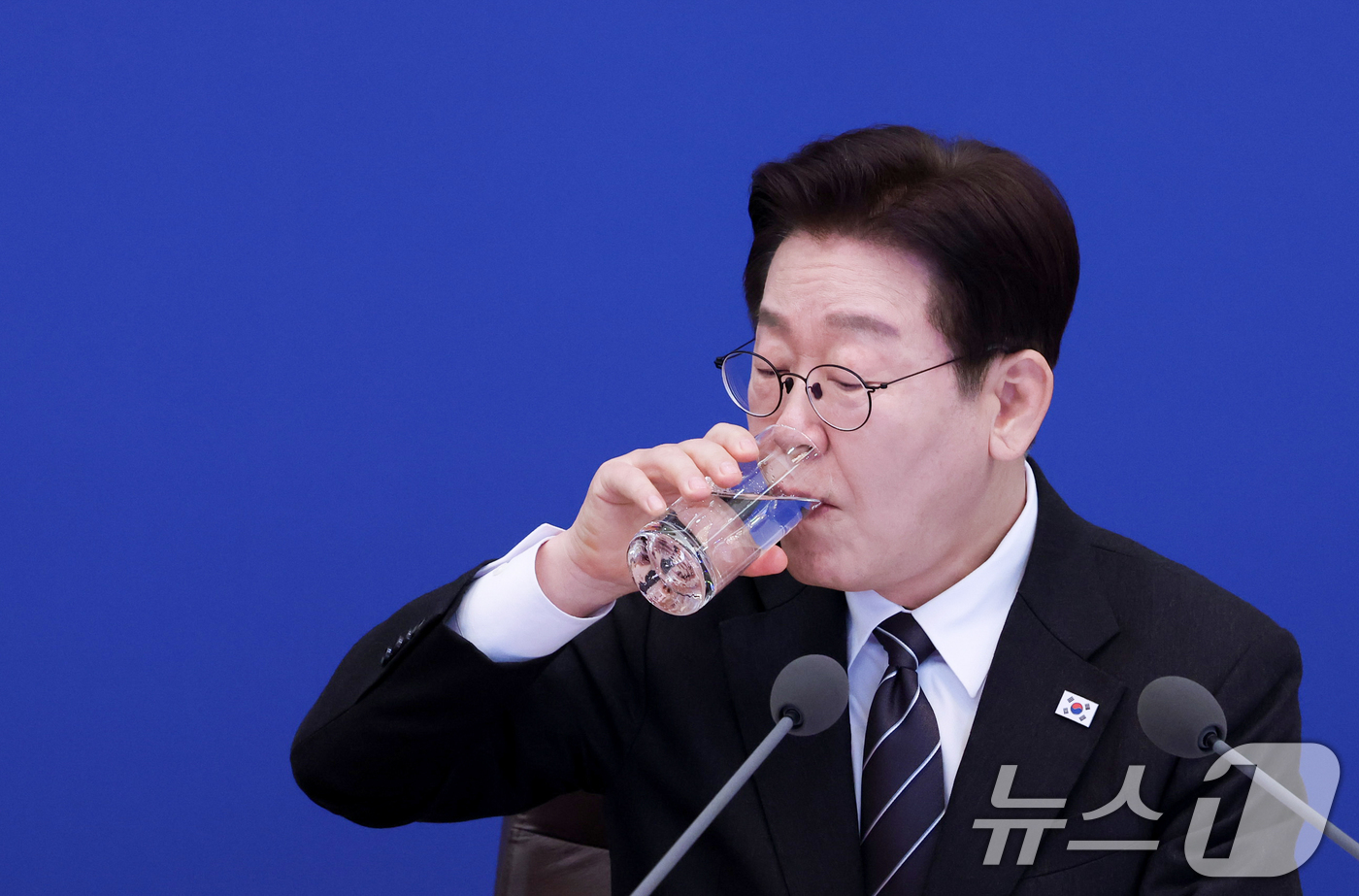 (서울=뉴스1) 이재명 기자 = 이재명 대통령이 10일 청와대에서 열린 국무회의에서 물을 마시고 있다. 2026.3.10/뉴스1