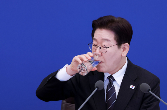 목 축이는 이재명 대통령