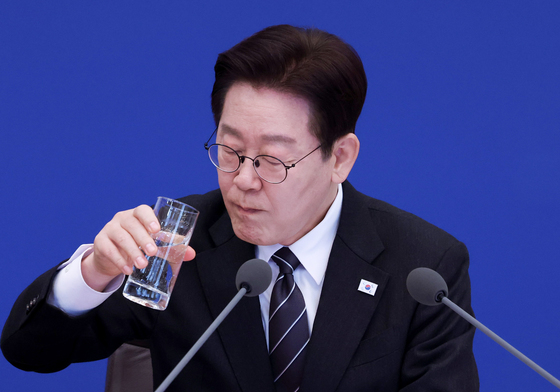 목 축이는 이재명 대통령