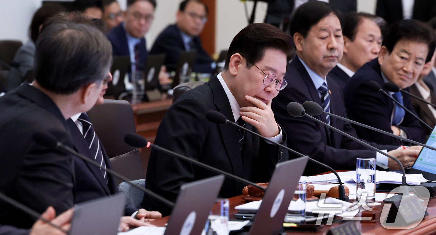 (서울=뉴스1) 이재명 기자 = 이재명 대통령이 10일 청와대에서 열린 국무회의에서 조현 외교부 장관의 답변을 듣고 있다. 2026.3.10/뉴스1