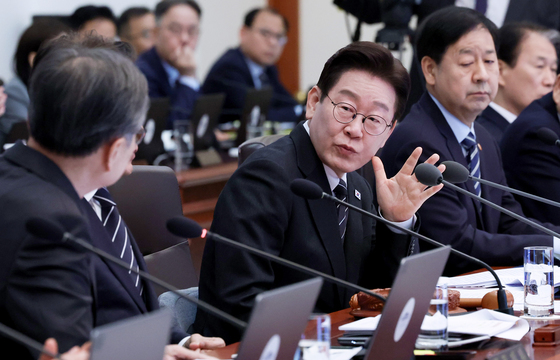 조현 외교장관에게 질의하는 이재명 대통령