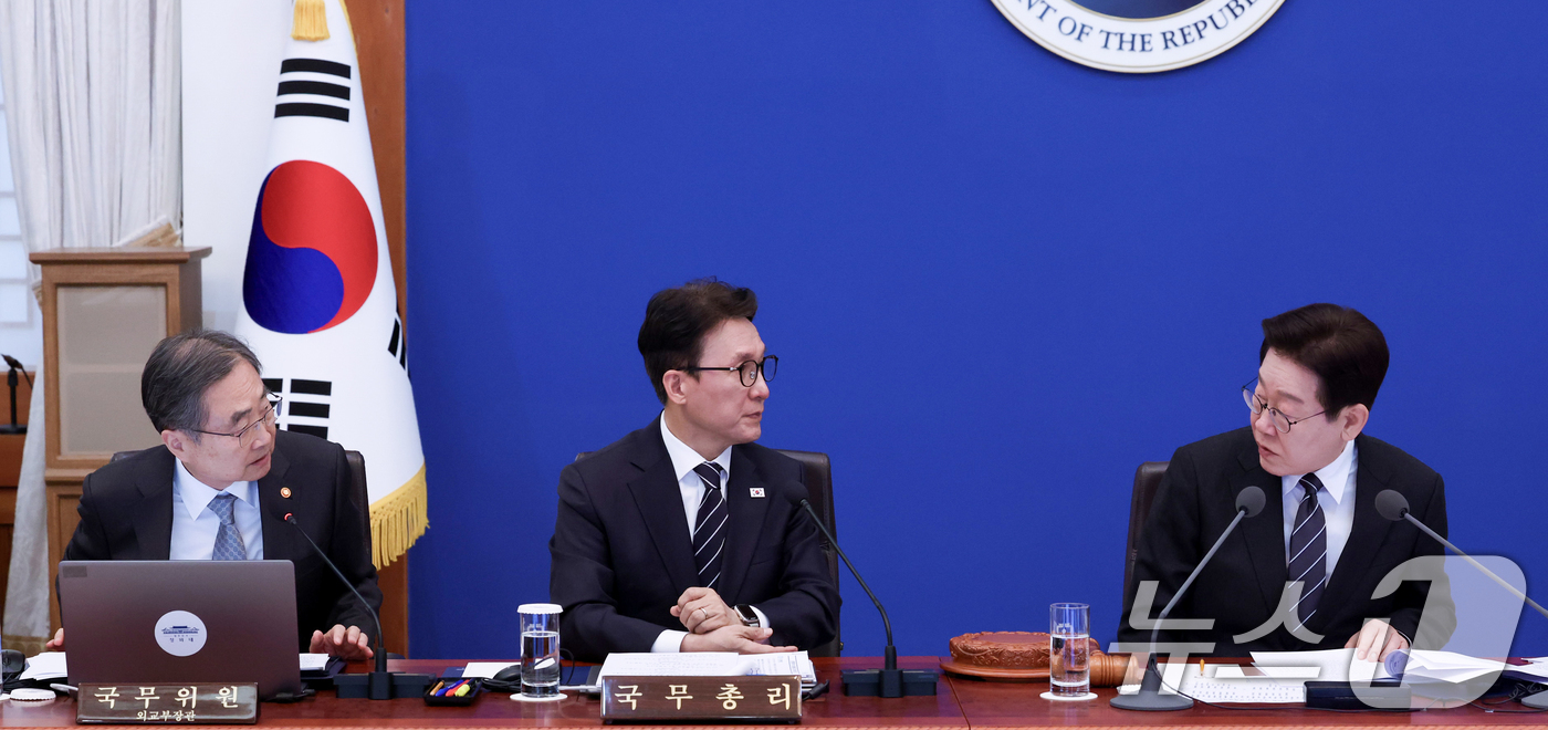 (서울=뉴스1) 이재명 기자 = 이재명 대통령이 10일 청와대에서 열린 국무회의에서 조현 외교부 장관과 대화하고 있다. 2026.3.10/뉴스1