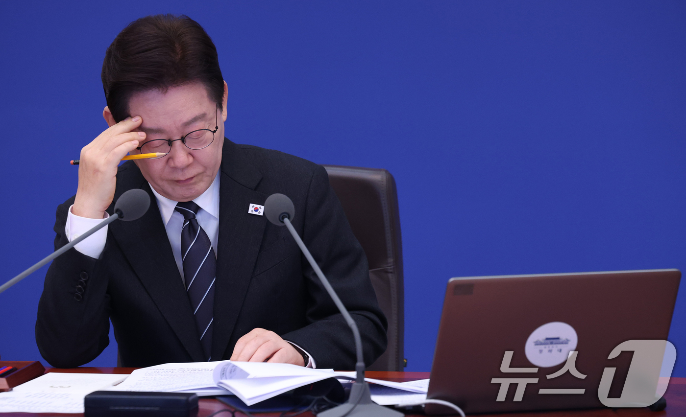 (서울=뉴스1) 이재명 기자 = 이재명 대통령이 10일 청와대에서 열린 국무회의에서 구윤철 부총리 겸 재정경제부 장관의 중동상황 대응 관련 보고를 경청하고 있다. 2026.3.10 …