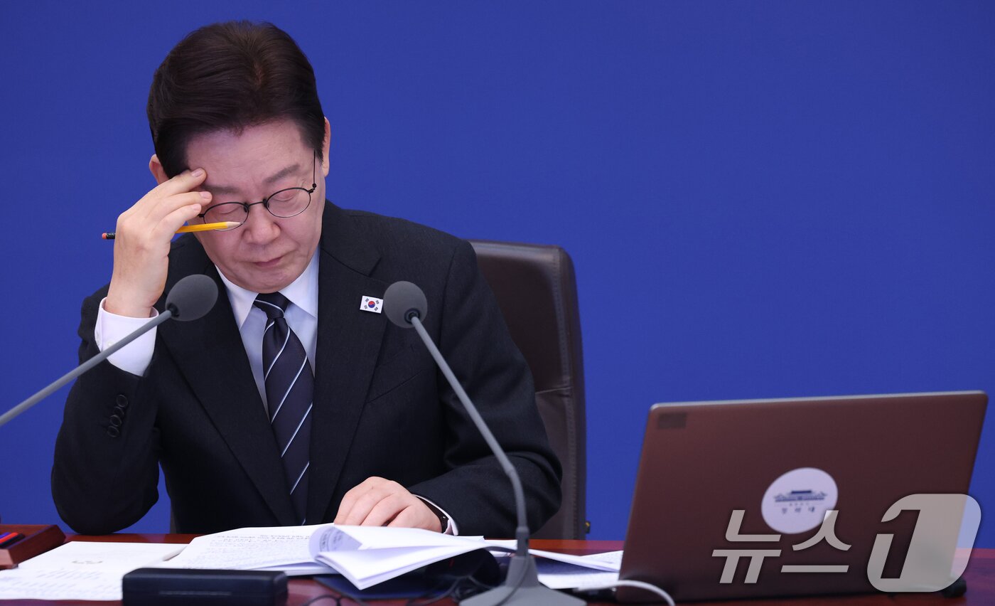 본문 이미지 - 이재명 대통령이 10일 청와대에서 열린 국무회의에서 구윤철 부총리 겸 재정경제부 장관의 중동상황 대응 관련 보고를 듣고 있다. 2026.3.10 ⓒ 뉴스1 이재명 기자