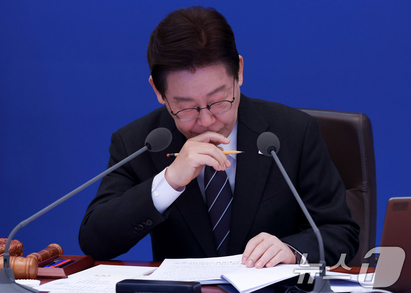 (서울=뉴스1) 이재명 기자 = 이재명 대통령이 10일 청와대에서 열린 국무회의에서 구윤철 부총리 겸 재정경제부 장관의 중동상황 대응 관련 보고를 경청하고 있다. 2026.3.10 …