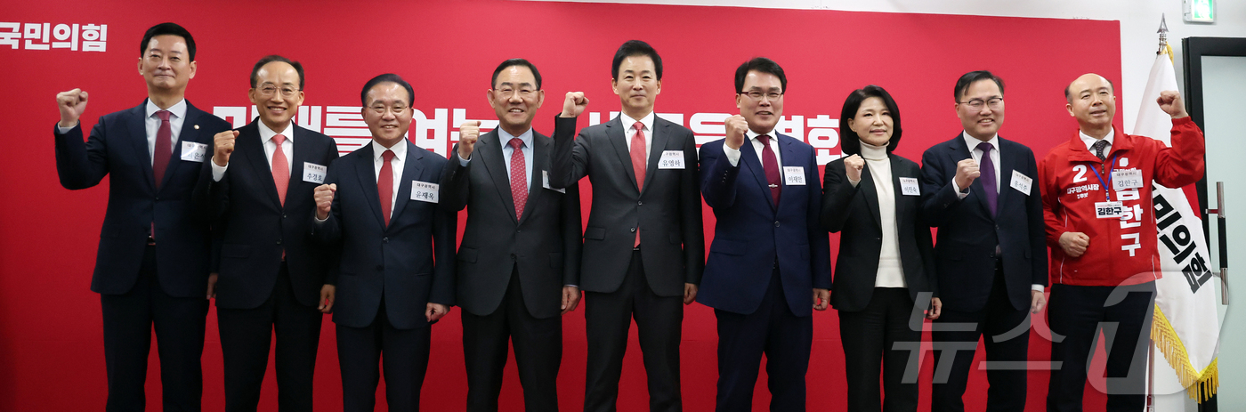 (서울=뉴스1) 김진환 기자 = 국민의힘 대구시장 공천 후보로 나선 최은석 의원(왼쪽부터), 추경호 의원, 윤재옥 의원, 주호영 의원, 유영하 의원, 이재만 전 대구 동구청장, 이 …