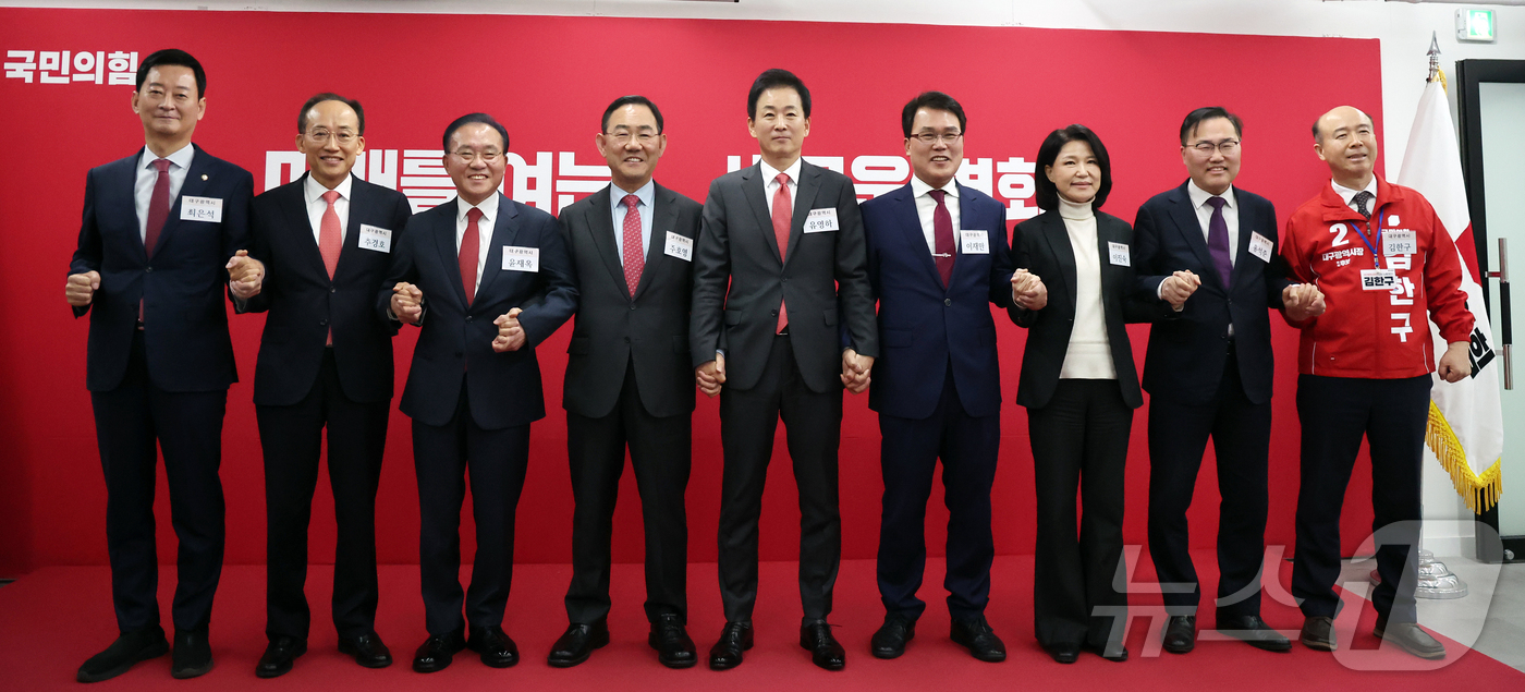 (서울=뉴스1) 김진환 기자 = 국민의힘 대구시장 공천 후보로 나선 최은석 의원(왼쪽부터), 추경호 의원, 윤재옥 의원, 주호영 의원, 유영하 의원, 이재만 전 대구 동구청장, 이 …