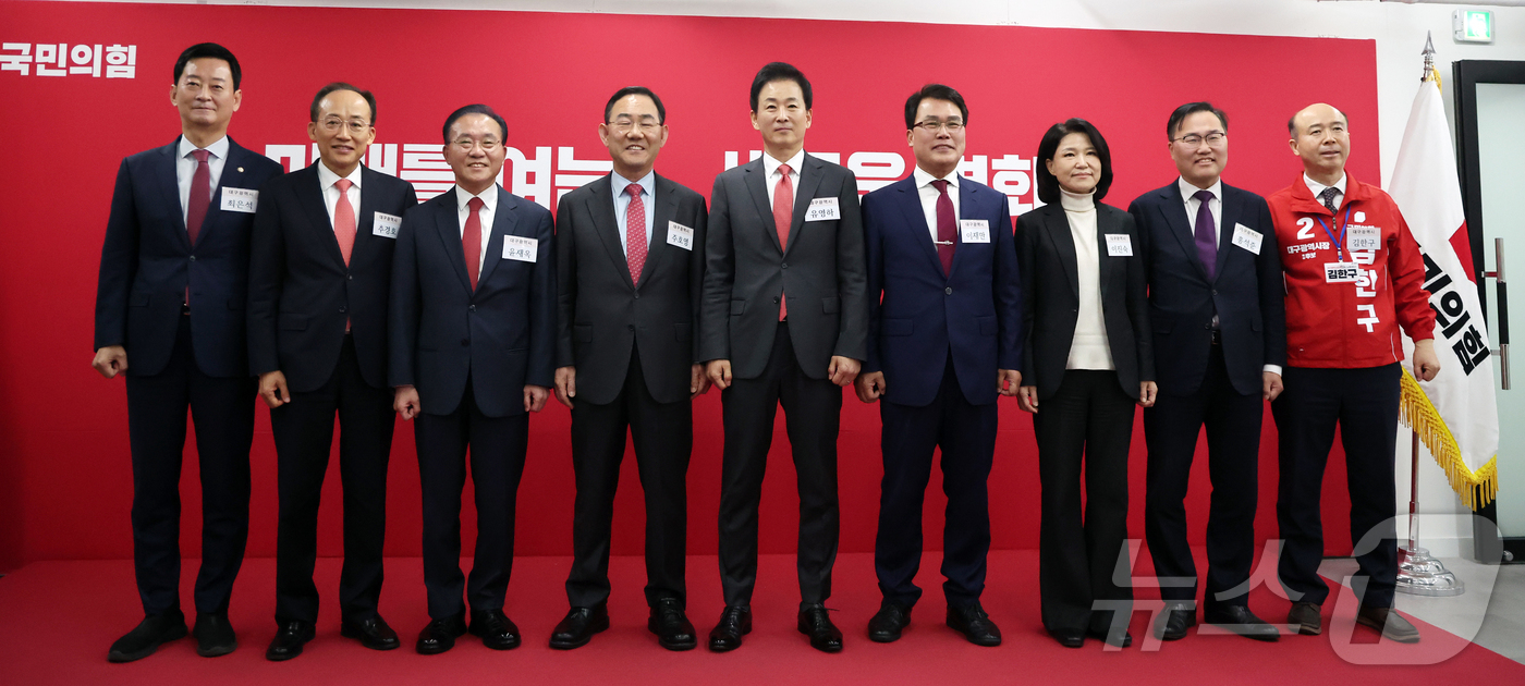 (서울=뉴스1) 김진환 기자 = 국민의힘 대구시장 공천 후보로 나선 최은석 의원(왼쪽부터), 추경호 의원, 윤재옥 의원, 주호영 의원, 유영하 의원, 이재만 전 대구 동구청장, 이 …