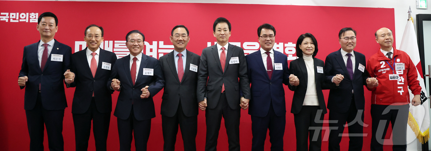 (서울=뉴스1) 김진환 기자 = 국민의힘 대구시장 공천 후보로 나선 최은석 의원(왼쪽부터), 추경호 의원, 윤재옥 의원, 주호영 의원, 유영하 의원, 이재만 전 대구 동구청장, 이 …