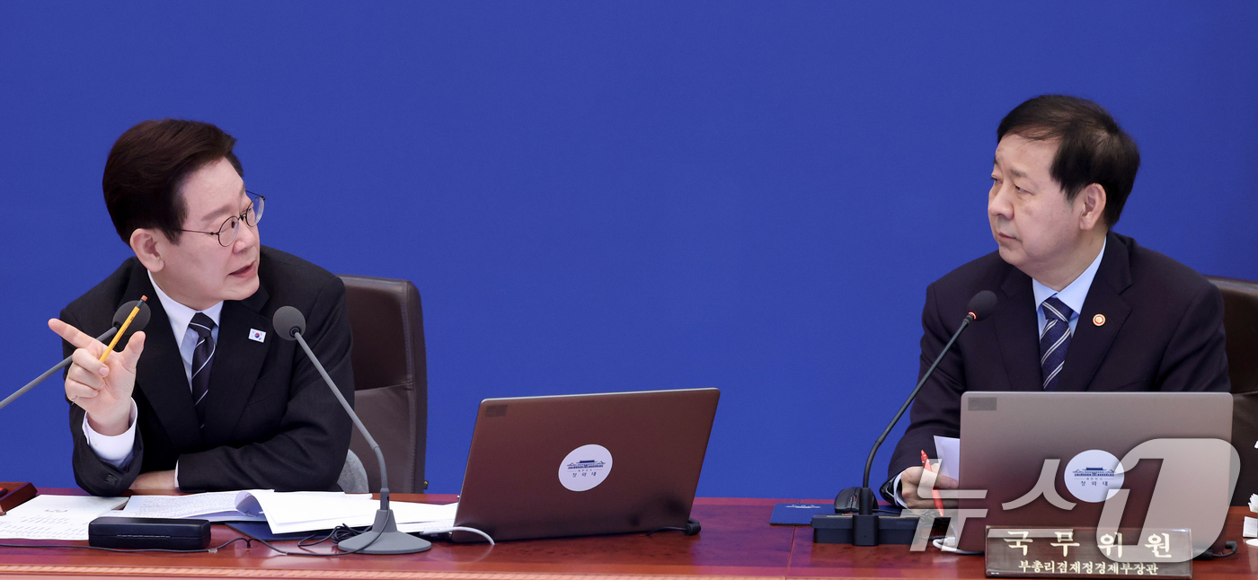 (서울=뉴스1) 이재명 기자 = 이재명 대통령이 10일 청와대에서 열린 국무회의에서 구윤철 부총리 겸 재정경제부 장관에게 질의하고 있다. 2026.3.10/뉴스1