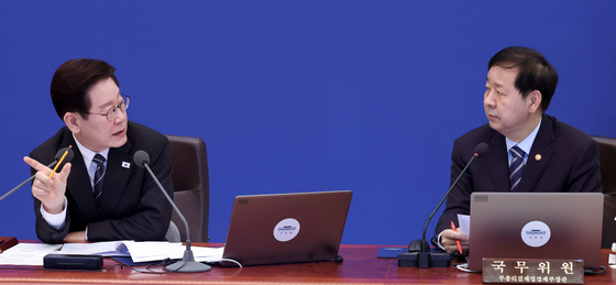 이재명 대통령-구윤철 부총리, 중동상황 대응 대화