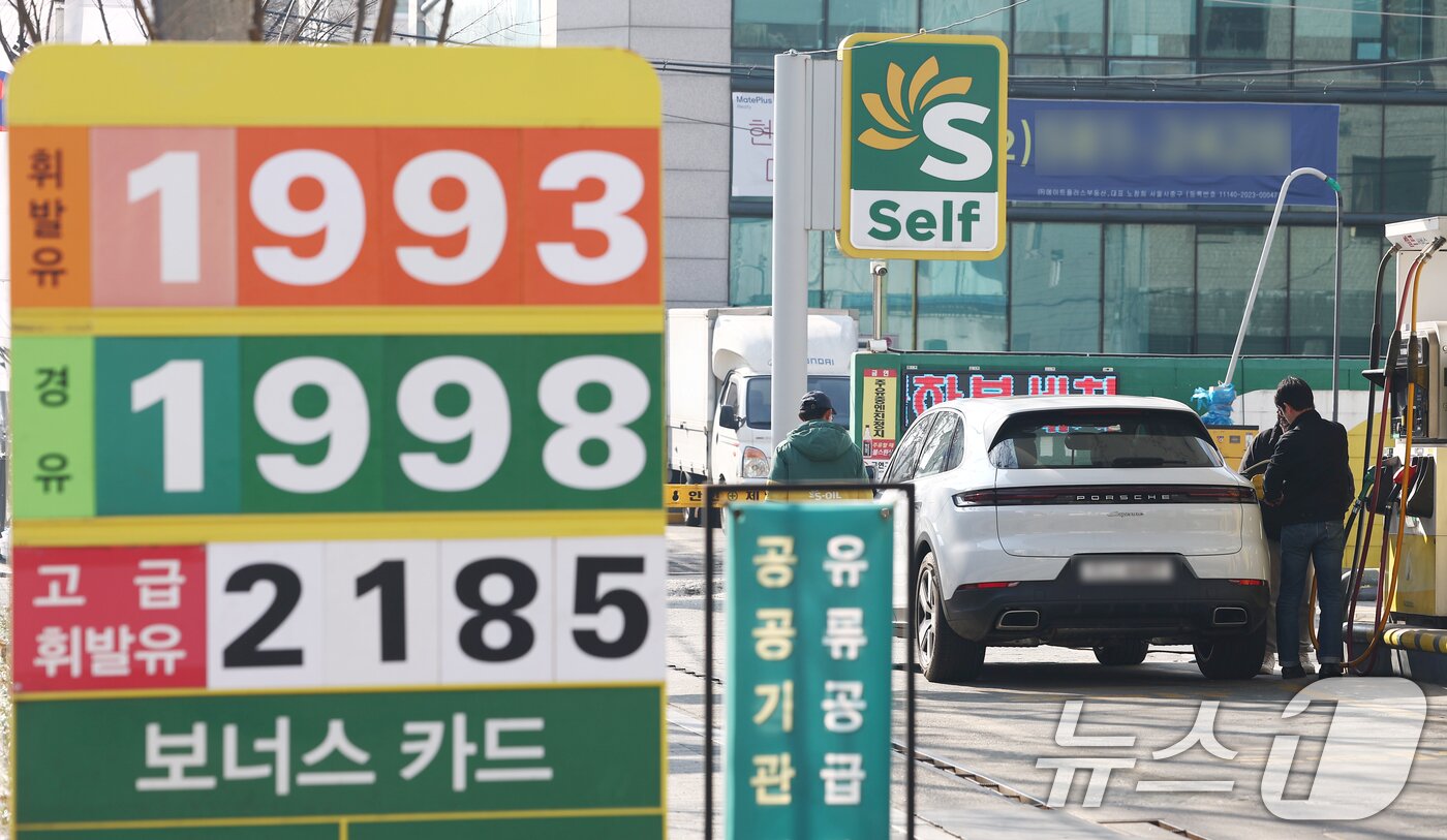 본문 이미지 - 중동 사태 영향으로 기름값이 2000원에 육박할 정도로 치솟자 정부가 석유 최고가격 제도를 시행하기로 한 10일 오전 서울 성북구의 한 주유소에서 시민이 주유를 하고 있다. 30년 만에 도입되는 최고가격제는 휘발유와 석유 제품의 가격을 일정 수준 이상 못하도록 하는 제도로, 정부는 이번 주 중 구체적 내용을 발표할 예정이다. 2026.3.10 ⓒ 뉴스1 김민지 기자