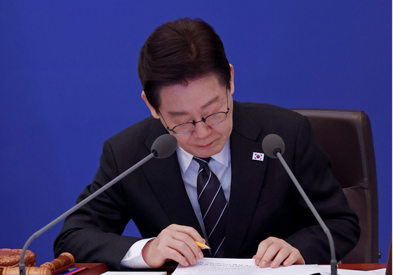 이재명 대통령, 중동상황 대응 보고 경청