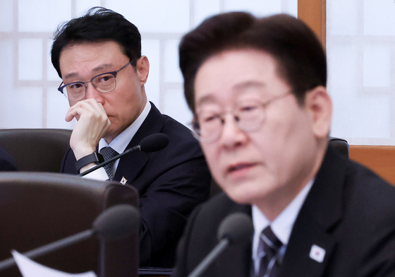 이재명 대통령 발언 듣는 이규연 홍보수석