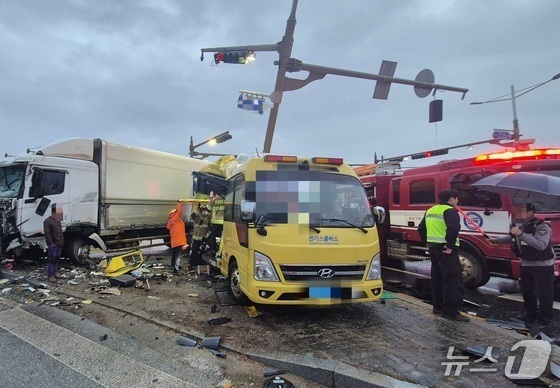 신호 위반해 초등생 등 13명 다치게 한 화물차 기사…금고 4년 구형
