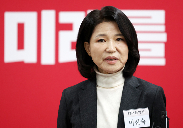 면접 마친 뒤 백브리핑하는 이진숙 예비후보