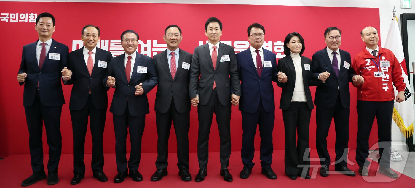 본문 이미지 - 국민의힘 대구시장 공천 후보로 나선 최은석 의원(왼쪽부터), 추경호 의원, 윤재옥 의원, 주호영 의원, 유영하 의원, 이재만 전 대구 동구청장, 이진숙 전 방송통신위원장, 홍석준 전 의원, 김한구 전 현대차 노조 대의원이 10일 서울 영등포구 여의도 국민의힘 당사에서 열린 6·3 지방선거 광역단체장 및 중앙당 관할 기초단체장 후보자 면접에 참석해 기념 촬영을 하고 있다. 2026.3.10 ⓒ 뉴스1 김진환 기자
