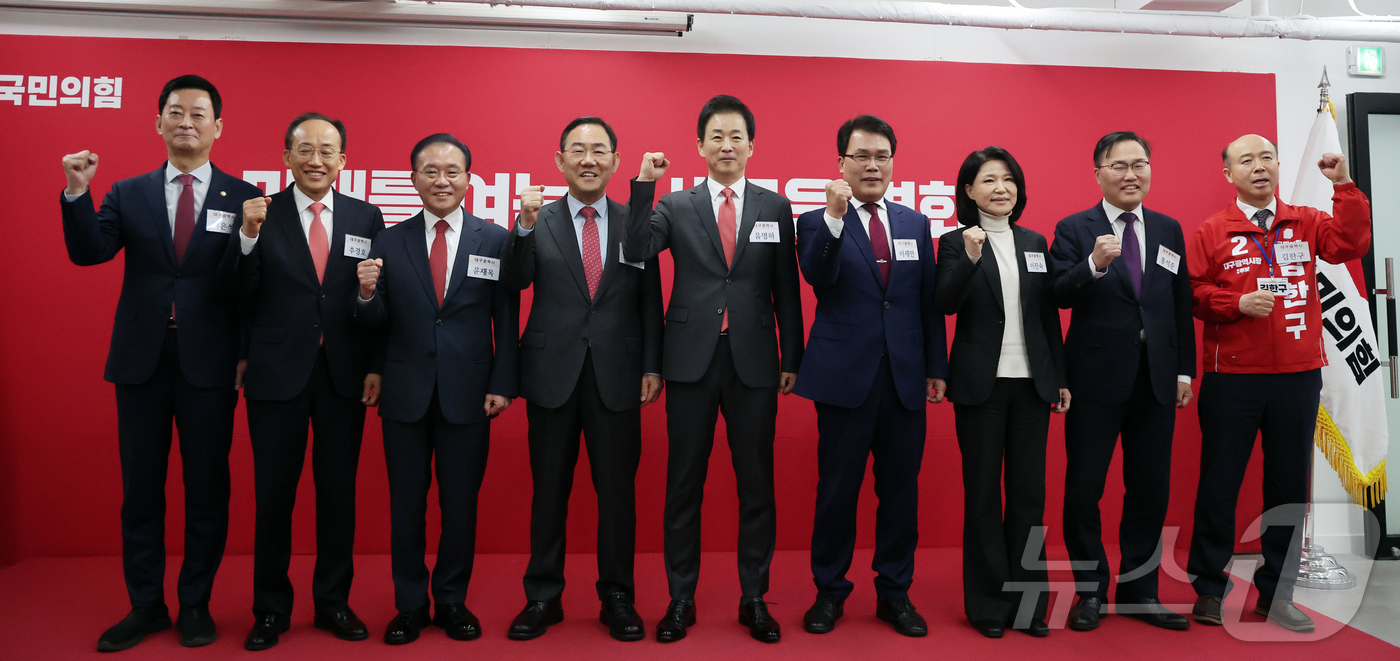 (서울=뉴스1) 김진환 기자 = 국민의힘 대구시장 공천 후보로 나선 최은석 의원(왼쪽부터), 추경호 의원, 윤재옥 의원, 주호영 의원, 유영하 의원, 이재만 전 대구 동구청장, 이 …