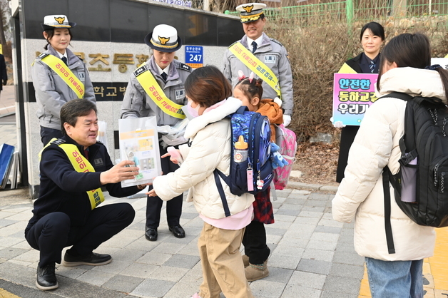 강원 경찰, 원주서 새 학기 어린이 교통안전 캠페인