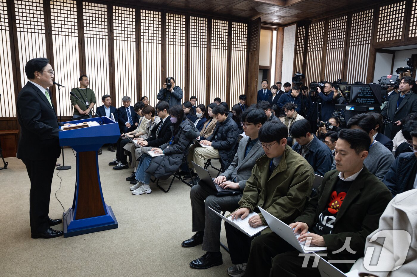 본문 이미지 - 우원식 국회의장이 10일 서울 여의도 국회에서 개헌 관련 긴급 기자회견을 하고 있다. 2026.3.10 ⓒ 뉴스1 유승관 기자