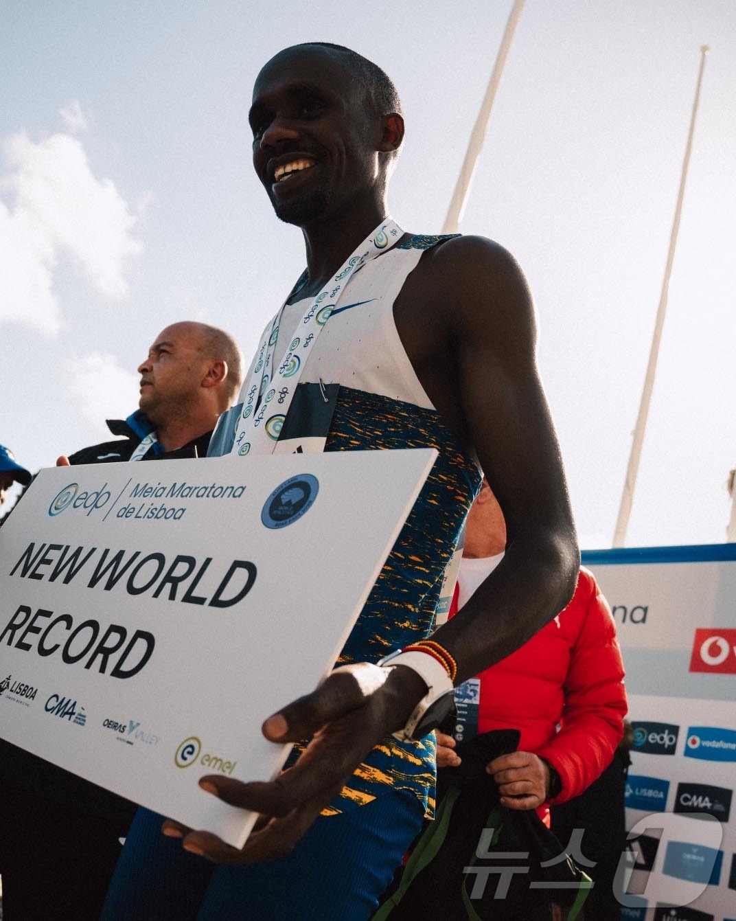 (서울=뉴스1) = 삼성전자는 팀 갤럭시 소속인 우간다 장거리 육상 선수 제이콥 키플리모가 8일(현지시간) 포르투갈 리스본에서 열린 하프마라톤 대회에서 갤럭시 워치8을 착용하고 5 …