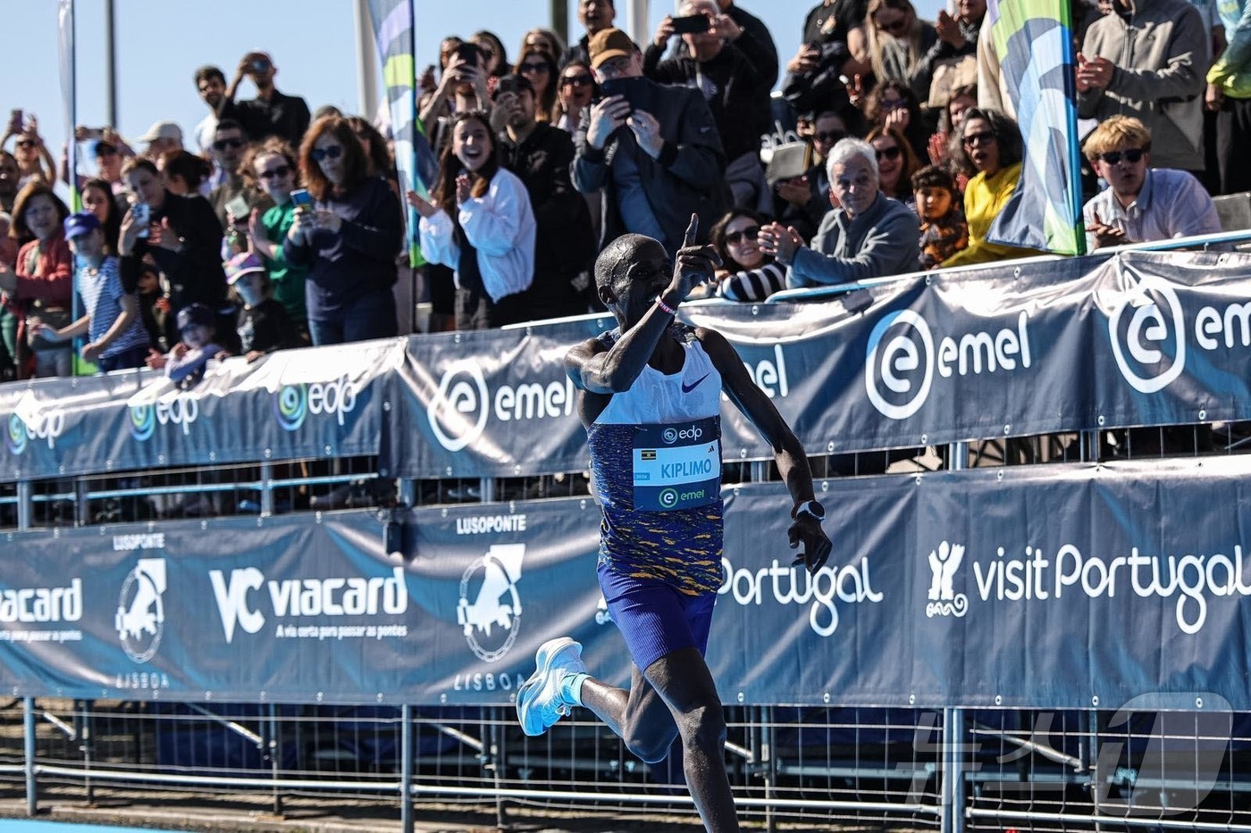 (서울=뉴스1) = 삼성전자는 팀 갤럭시 소속인 우간다 장거리 육상 선수 제이콥 키플리모가 8일(현지시간) 포르투갈 리스본에서 열린 하프마라톤 대회에서 갤럭시 워치8을 착용하고 5 …