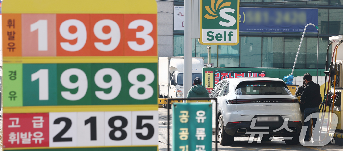 (서울=뉴스1) 김민지 기자 = 중동 사태 영향으로 기름값이 2000원에 육박할 정도로 치솟자 정부가 석유 최고가격 제도를 시행하기로 한 10일 오전 서울 성북구의 한 주유소에서 …