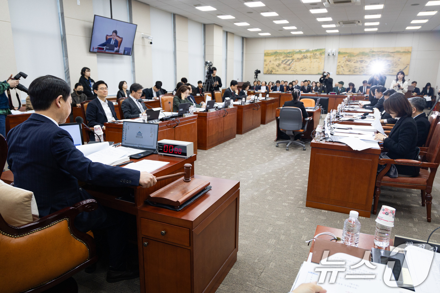 (서울=뉴스1) 유승관 기자 = 김영호 국회 교육위원장이 10일 서울 여의도 국회에서 열린 제433회 국회(임시회) 교육위원회 제1차 전체회의에서 의사봉을 두드리고 있다. 2026 …