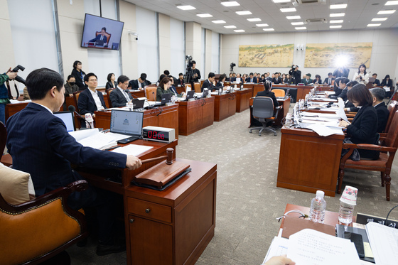 법안 의결하는 교육위