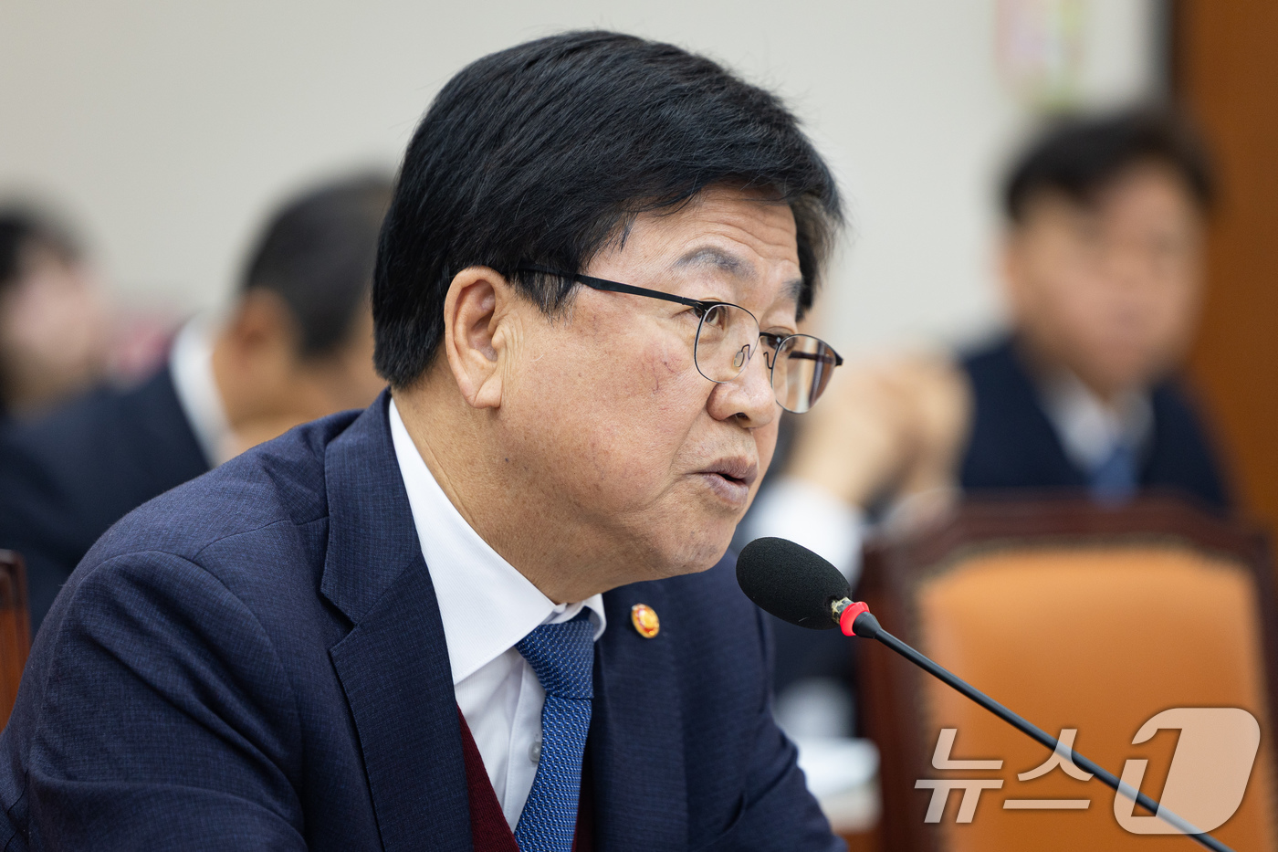 (서울=뉴스1) 유승관 기자 = 최교진 교육부 장관이 10일 서울 여의도 국회에서 열린 제433회 국회(임시회) 교육위원회 제1차 전체회의에서 의원 질의에 답하고 있다. 2026. …