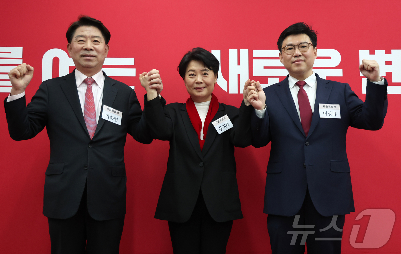(서울=뉴스1) 김진환 기자 = 6·3 지방선거 서울시장 공천 후보로 나선 이승현 한국무역협회 부회장(왼쪽부터), 윤희숙 전 의원, 이상규 서울 성북을 당협위원장이 10일 서울 영 …