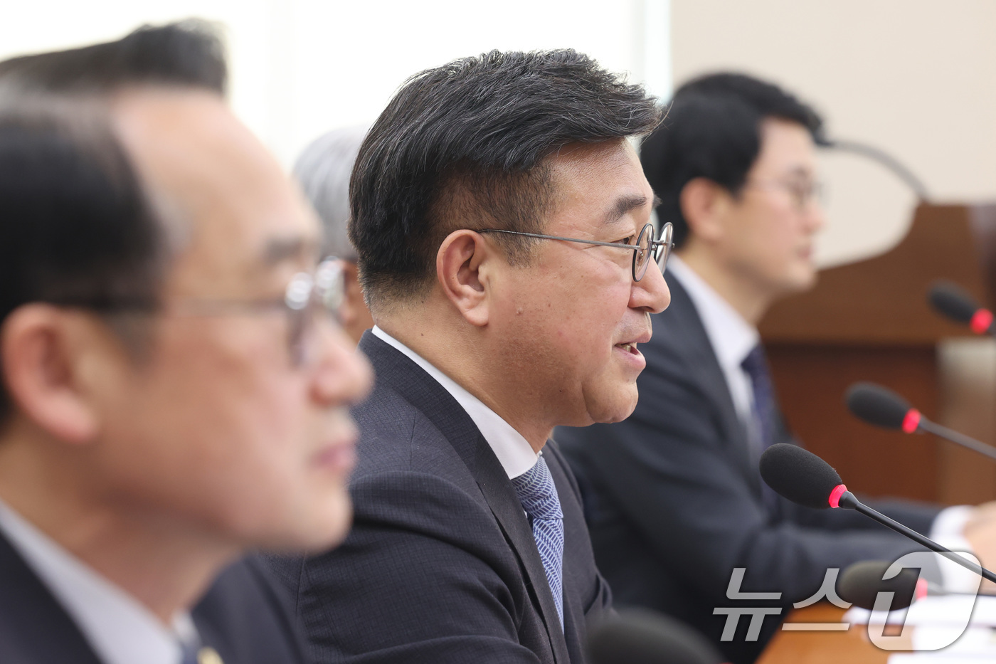 (서울=뉴스1) 신웅수 기자 = 윤호중 행정안전부 장관이 10일 서울 여의도 국회에서 열린 행정안전위원회 전체회의에서 의원 질의에 답변하고 있다. 2026.3.10/뉴스1