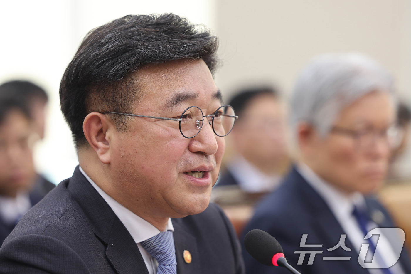 (서울=뉴스1) 신웅수 기자 = 윤호중 행정안전부 장관이 10일 서울 여의도 국회에서 열린 행정안전위원회 전체회의에서 의원 질의에 답변하고 있다. 2026.3.10/뉴스1