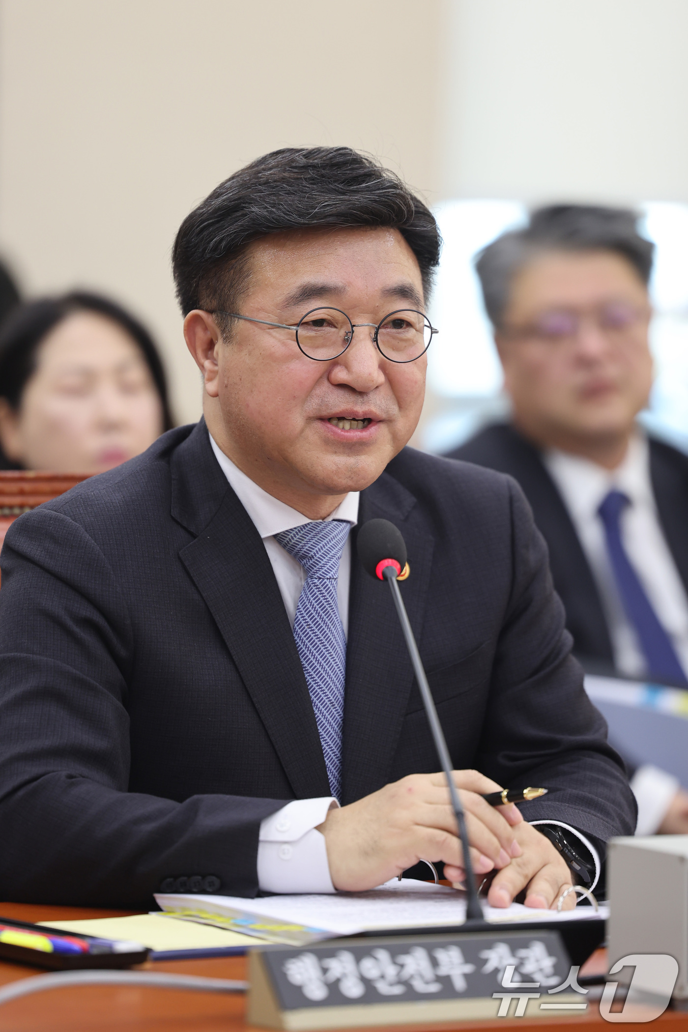 (서울=뉴스1) 신웅수 기자 = 윤호중 행정안전부 장관이 10일 서울 여의도 국회에서 열린 행정안전위원회 전체회의에서 의원 질의에 답변하고 있다. 2026.3.10/뉴스1