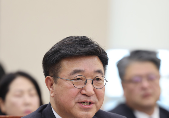 답변하는 윤호중 장관