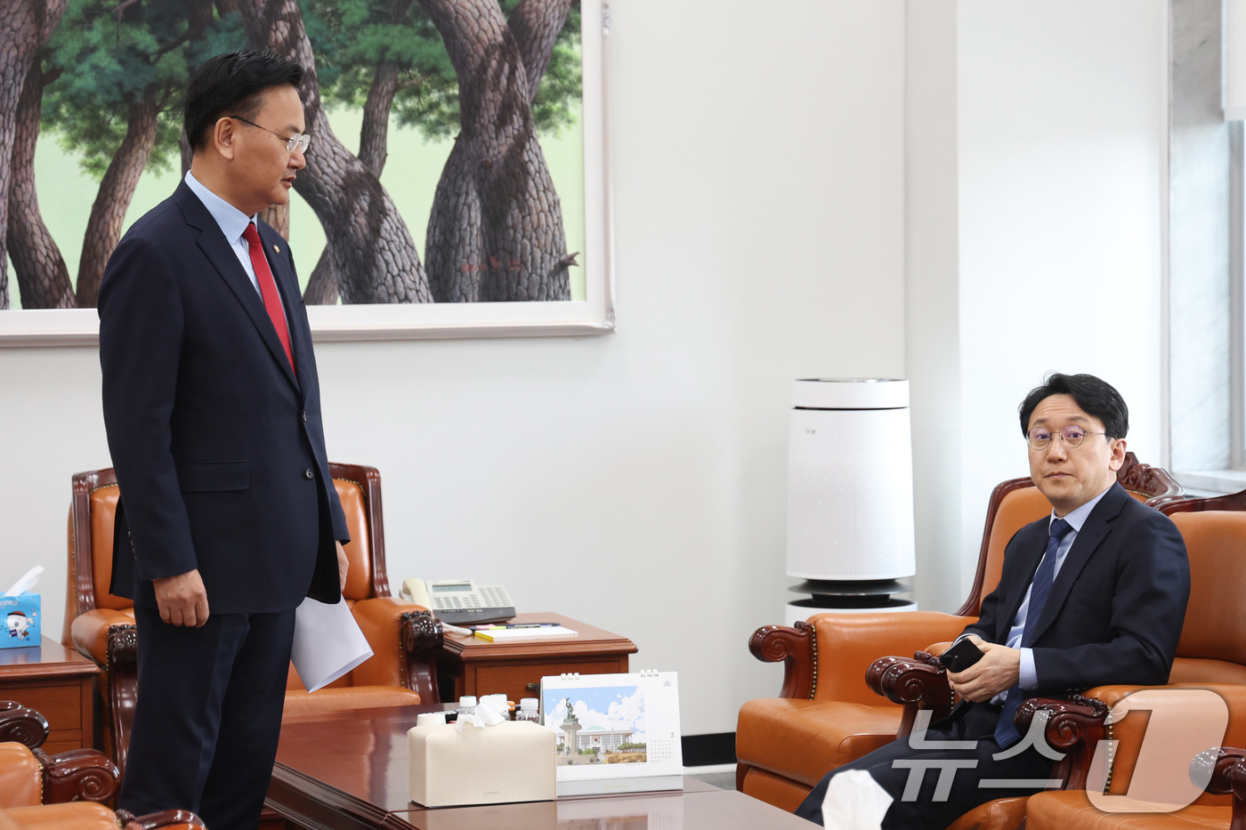 (서울=뉴스1) 신웅수 기자 = 천준호 더불어민주당 원내운영수석부대표와 유상범 국민의힘 원내운영수석부대표가 10일 서울 여의도 국회에서 회동하고 있다. 2026.3.10/뉴스1